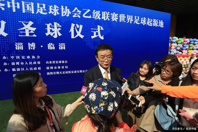 空中展现梅西捧杯的震撼无人机表演